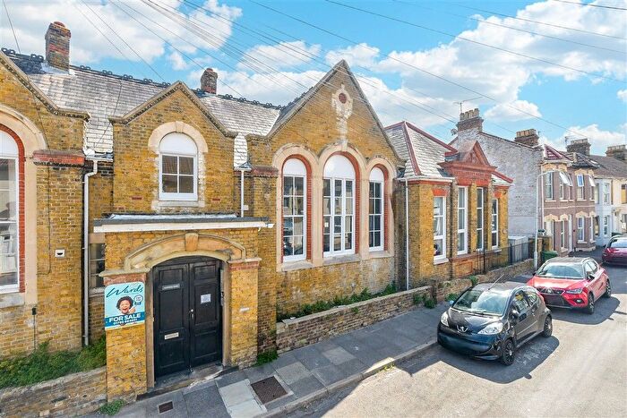 1 Bedroom Flat For Sale In Alexandra Road, Sheerness, Kent, ME12