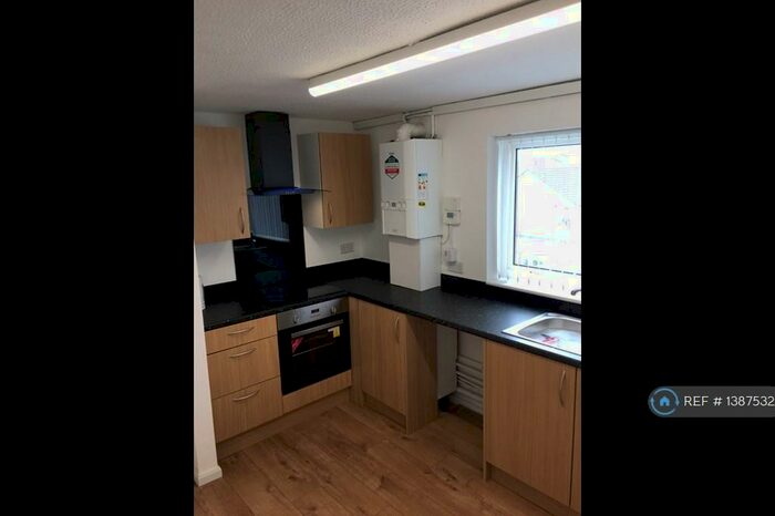 3 Bedroom Flat To Rent In Meifod Place, Wrexham, LL13