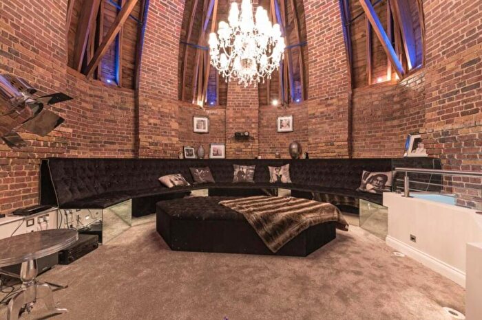 3 Bedroom Flat To Rent In The Dome, Princess Park Manor, N11