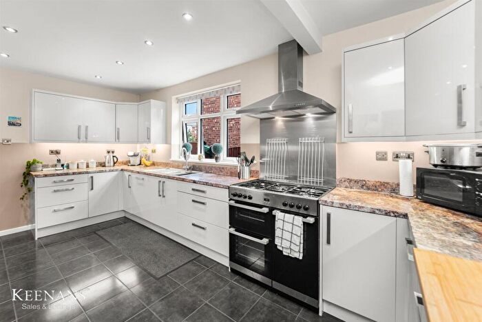 3 Bedroom Detached House For Sale In Hawthorn Drive, Swinton, Manchester, M27