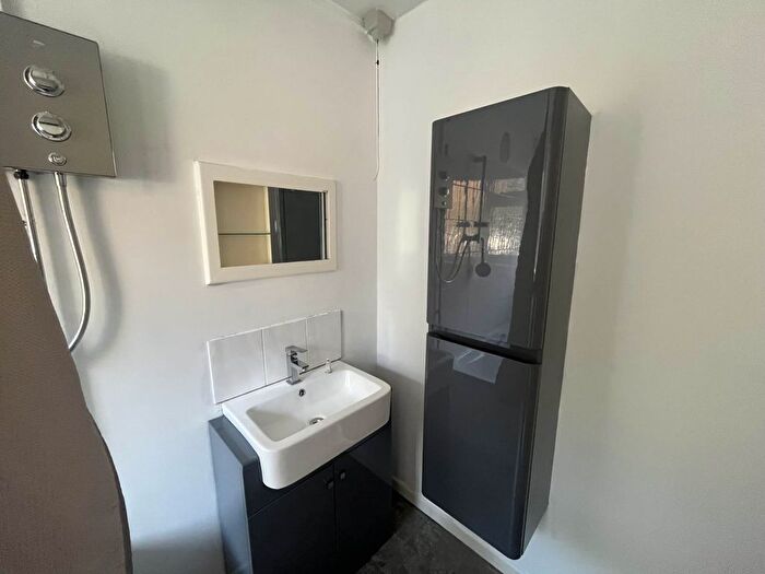 3 Bedroom Flat To Rent In Egremont Court, Bury New Road, Salford, M7