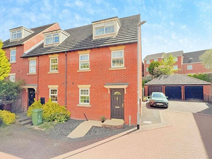 3 Bedroom End Of Terrace House For Sale In Raynville Garth, Leeds, LS12