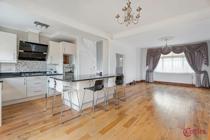 3 Bedroom End Of Terrace House For Sale In Melville Gardens, Palmers Green, N13