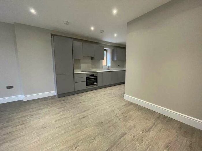 2 Bedroom Apartment To Rent In Ballards Rise, South Croydon, CR2