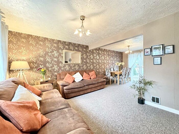 3 Bedroom Semi-Detached House For Sale In Waukglen Crescent, Glasgow, G53