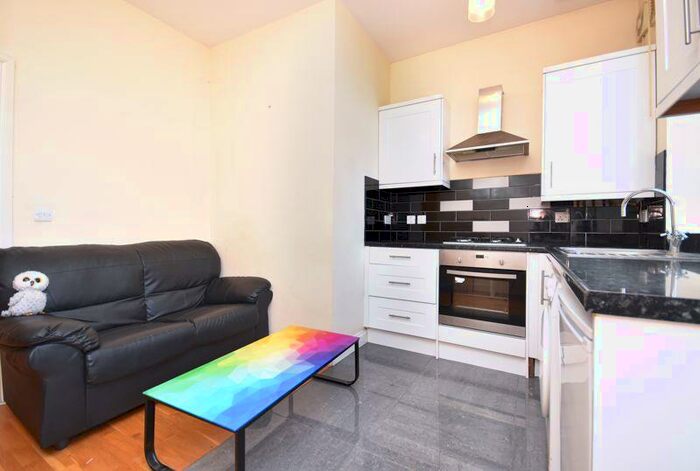 2 Bedroom Flat To Rent In Balham High Road, London, SW12