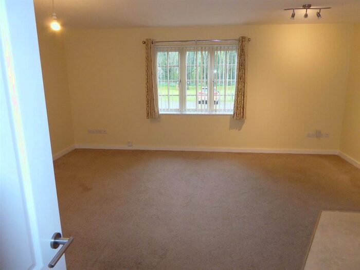 2 Bedroom Flat To Rent In Old School Close, Tiverton, EX16