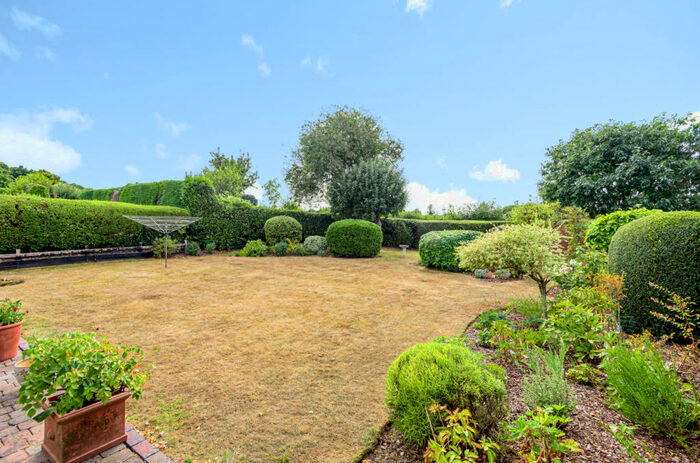 4 Bedroom Bungalow For Sale In York Drove, Nomansland, Salisbury, Wiltshire, SP5