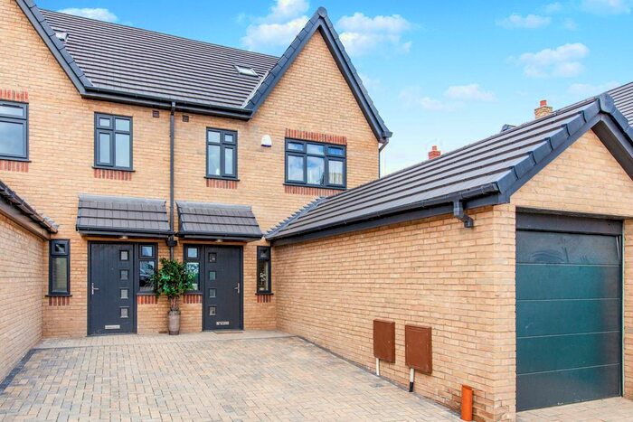 4 Bedroom Detached House To Rent In Evelyn Gardens, Burnham, SL6