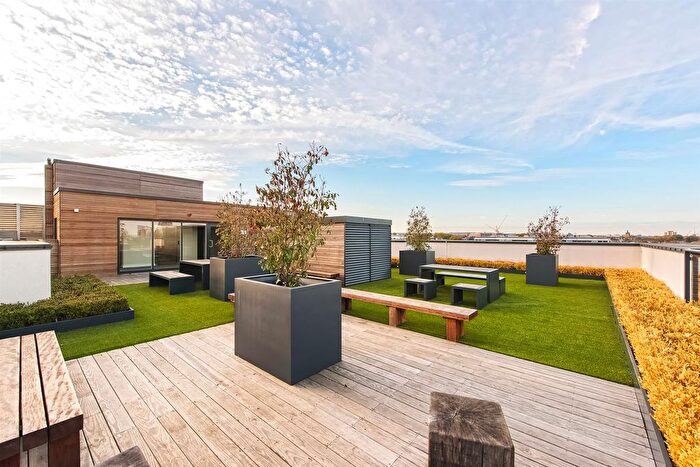 2 Bedroom Flat To Rent In City Wharf, Hoxton, London, N1