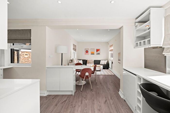3 Bedroom Flat To Rent In Munster Road, Fulham, SW6