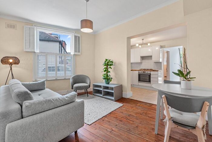 2 Bedroom Flat To Rent In Galesbury Road, Earlsfield, SW18