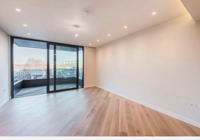 2 Bedroom Flat To Rent In Wood Crescent, London, W12