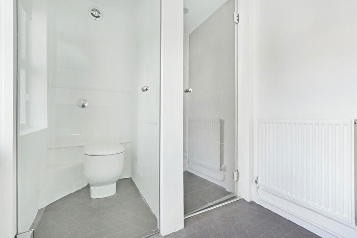 2 Bedroom Flat To Rent In Cross Street, Canonbury, N1