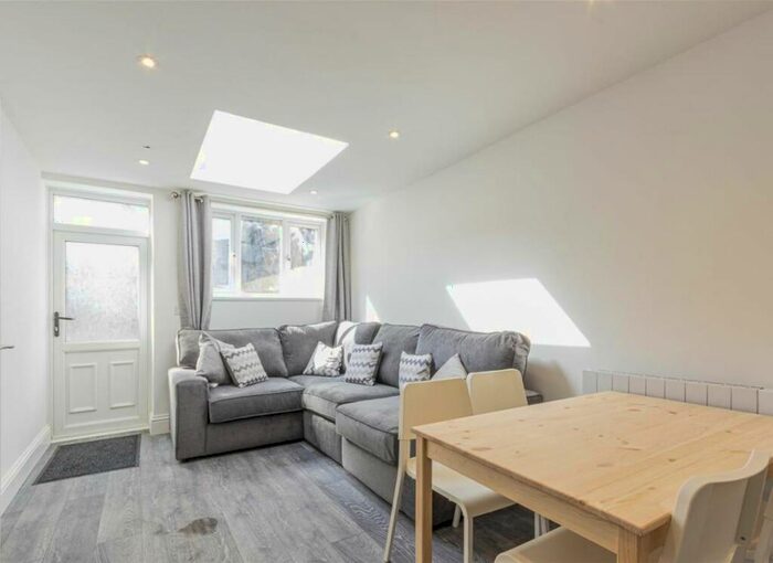 3 Bedroom Flat To Rent In City Road, Cardiff, CF24