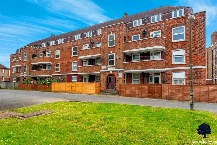 2 Bedroom Apartment To Rent In Hatfeild Mead, Morden, SM4