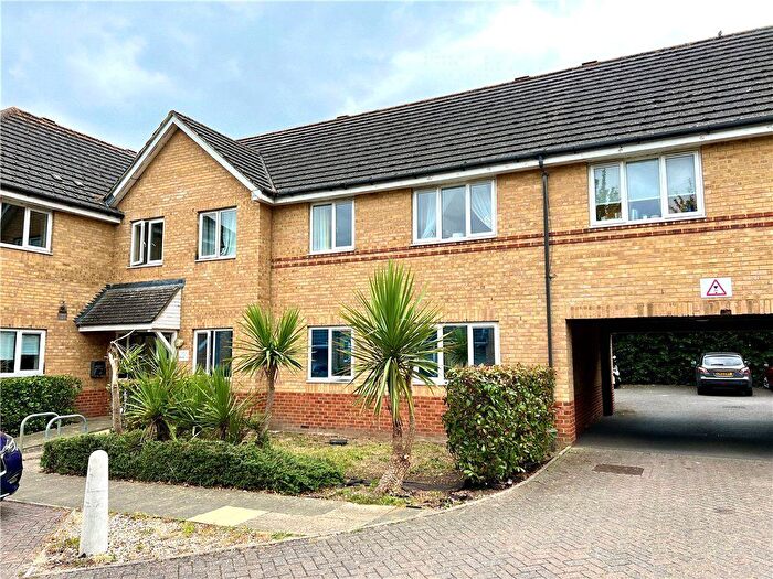 2 Bedroom Flat To Rent In Woodlands Close, Guildford, Surrey, GU1