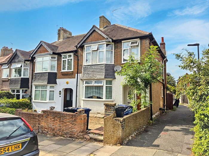 1 Bedroom Flat For Sale In Mayfield Gardens, Hanwell, W7