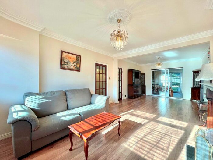 4 Bedroom Semi-Detached House To Rent In Cissbury Ring South, London, N12