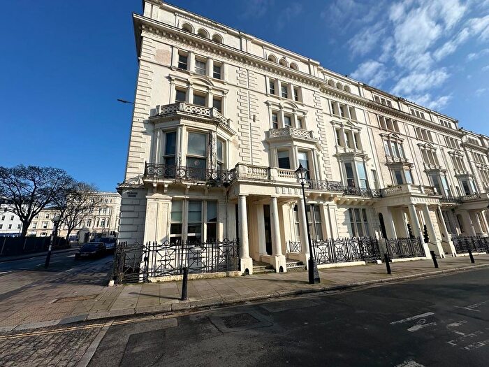 3 Bedroom Flat For Sale In Palmeira Square, Hove, BN3