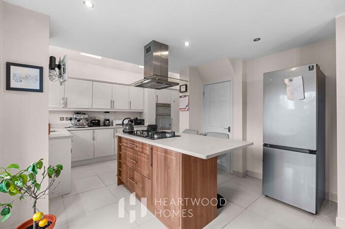 3 Bedroom Detached House For Sale In Villiers Crescent, St Albans, AL4