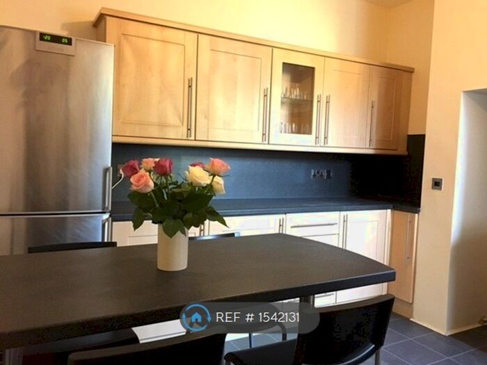 4 Bedroom Semi-Detached House To Rent In Beech Grove, Manchester, M14