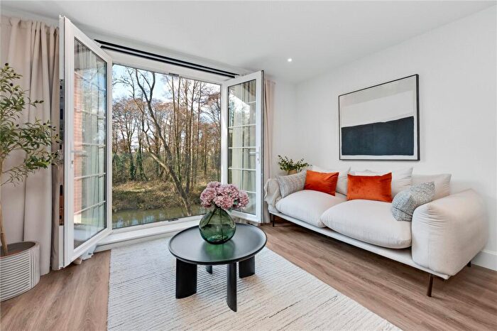 1 Bedroom Flat For Sale In Riverside Gardens, Jubilee Gardens, Weybridge, KT13