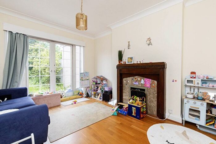 3 Bedroom Flat To Rent In Julien Road, London, W5