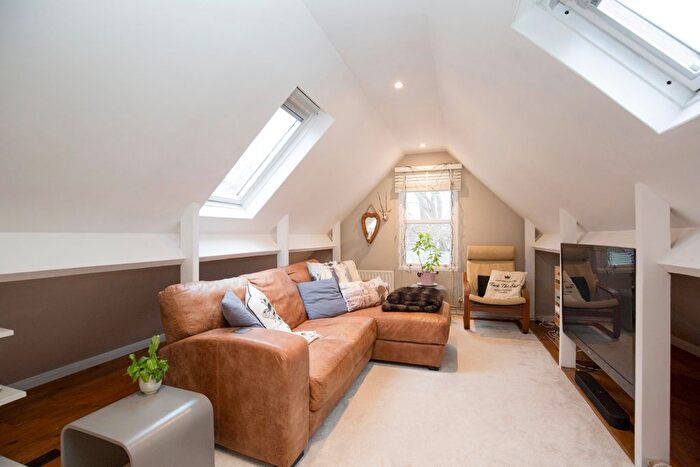 2 Bedroom Flat For Sale In Fairfield West, Kingston Upon Thames, KT1