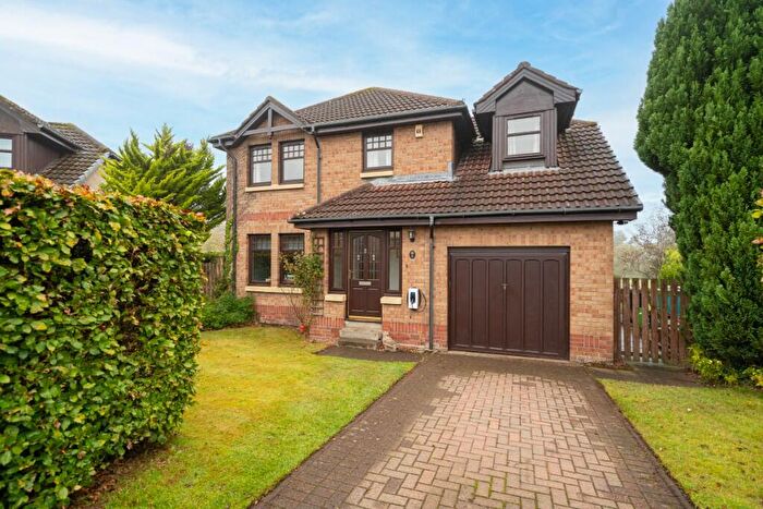 4 Bedroom Detached House For Sale In Glen Orchy Place, Craigmarloch, G68