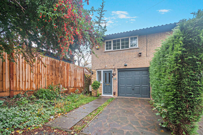 2 Bedroom End Of Terrace House For Sale In Simmonds Rise, Hemel Hempstead, HP3