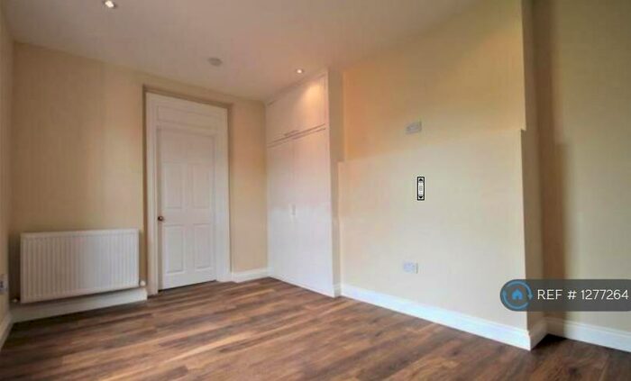 Studio To Rent In Vaughan Road, London, SE5