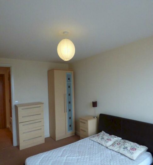 1 Bedroom Flat To Rent In Paramount Building, SN1