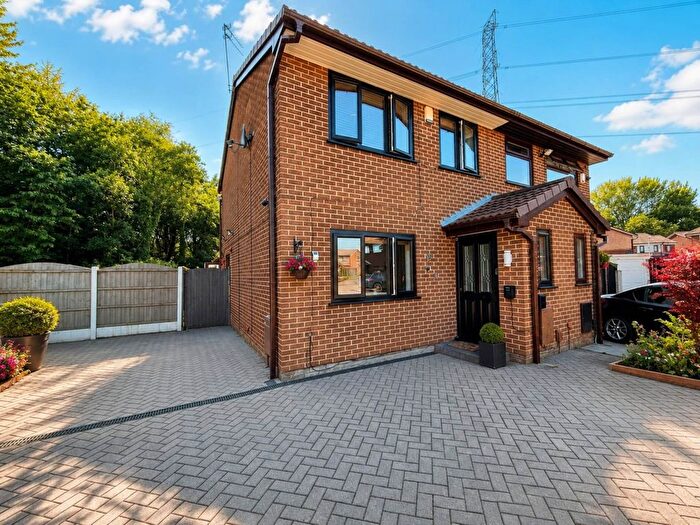 3 Bedroom Semi-Detached House For Sale In Poppy Close, Oldham, OL9