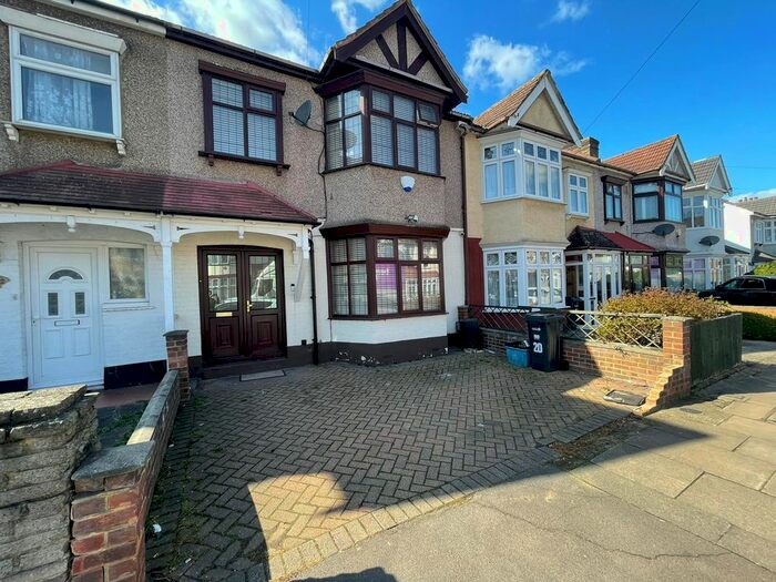 4 Bedroom Detached House To Rent In Talbot Gradens, Ilford, IG3