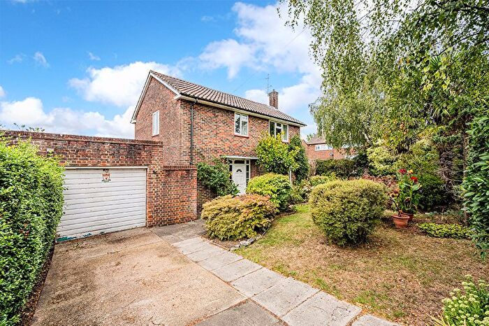 4 Bedroom Detached House For Sale In Radstock Way, Merstham, RH1