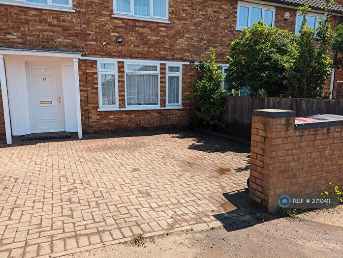 3 Bedroom Semi-Detached House To Rent In Verney Road, Slough, SL3