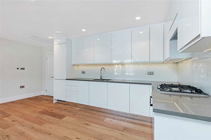 3 Bedroom Flat To Rent In Mitcham Lane, London, SW16