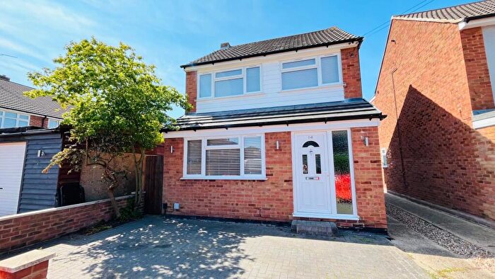 3 Bedroom Detached House To Rent In Anthony Drive, SS17