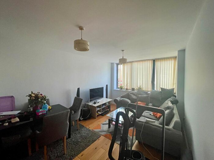 2 Bedroom Flat To Rent In High Street, Barnet, Hertfordshire, EN5