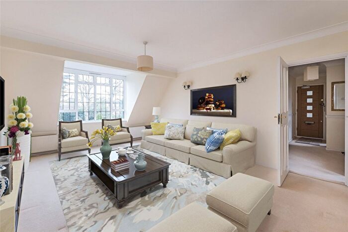 2 Bedroom Flat To Rent In Watts Road, Thames Ditton, Surrey, KT7