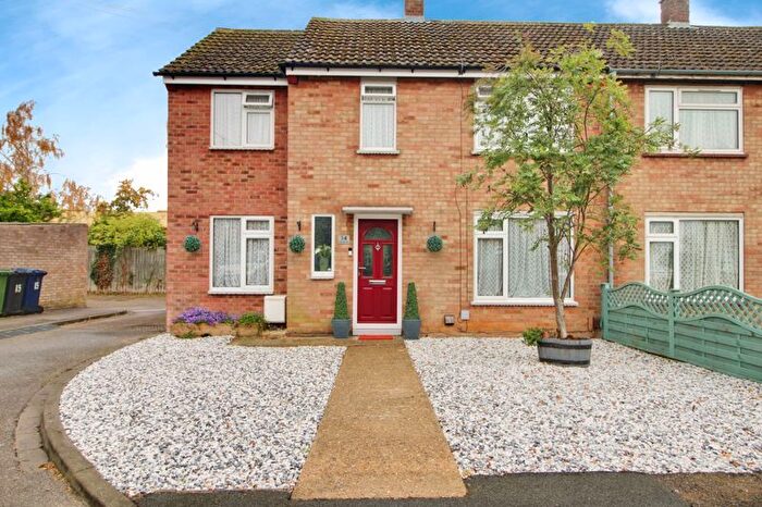 3 Bedroom Semi-detached House For Sale In Dewpond Close, St. Neots, PE19