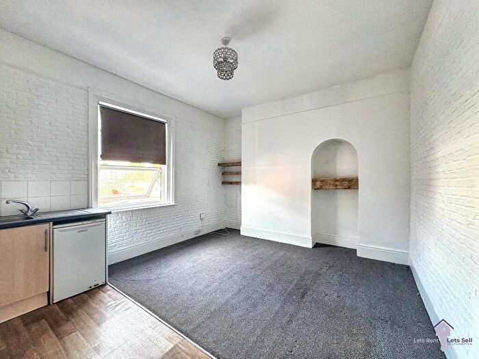 1 Bedroom Flat To Rent In Bridge Road, SO19