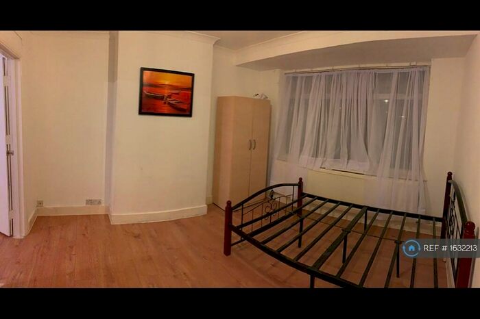 1 Bedroom Flat To Rent In Red Lion Road, Surbiton, KT6