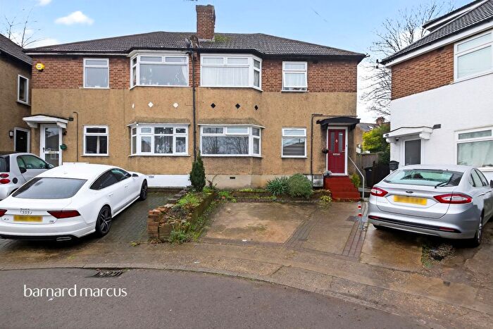 2 Bedroom Maisonette For Sale In Oakleigh Close, London, N20