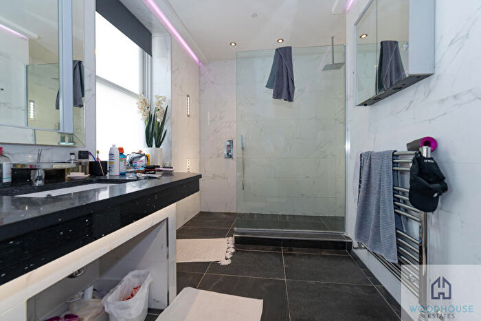 1 Bedroom Apartment To Rent In Aldgate High Street, City Of London, London, EC3N
