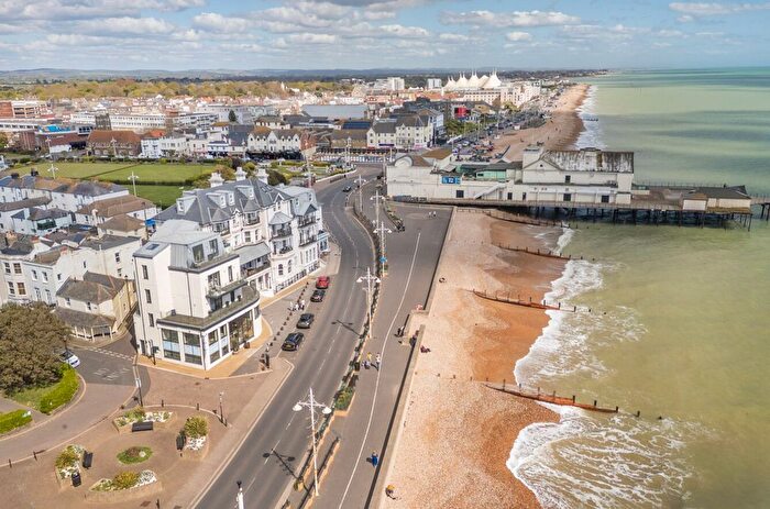 2 Bedroom Flat For Sale In The Esplanade, West Lodge The Esplanade, PO21