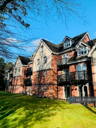 2 Bedroom Flat To Rent In Wood Court, Sale, M33