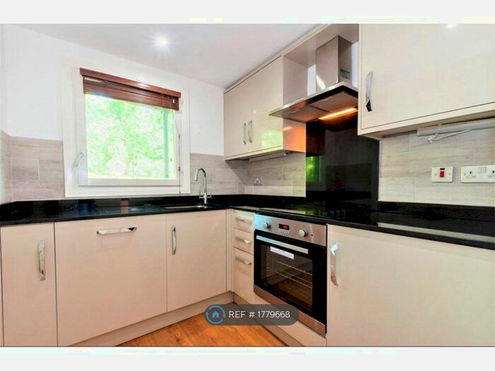 2 Bedroom Flat To Rent In North Crescent, Leeds, LS2