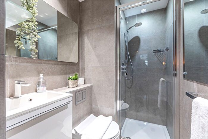 2 Bedroom Flat For Sale In Addlestone, Surrey, KT15